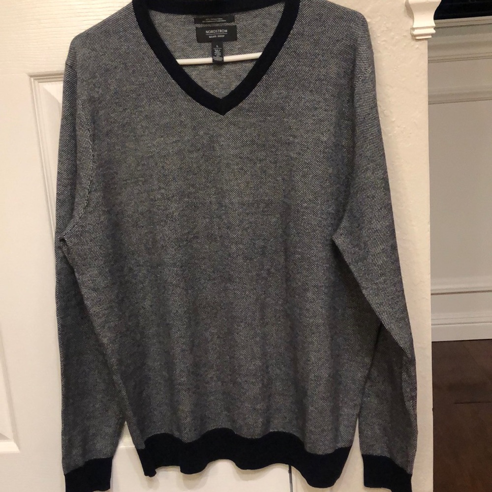 Men’s v-neck cotton and cashmere navy sweater